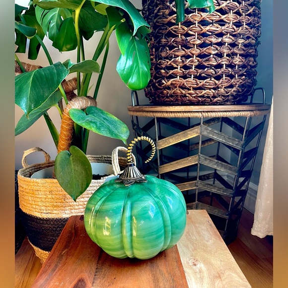 🍁HP🍁Gorgeous green Handblown Glass Pumpkin Decor ✨ NWT ✨ - Picture 3 of 13